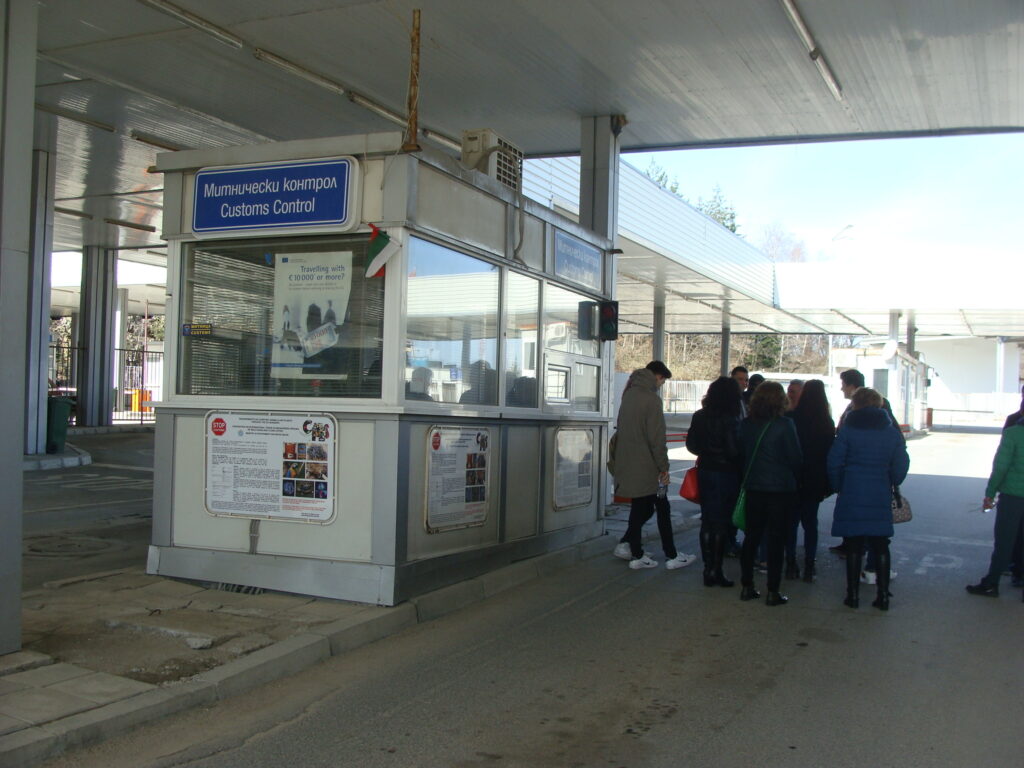 Медици в скафандри мерят температура на ГКПП-Гюешево 1 Picture 1041