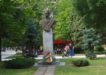 Бранят градинка до паметник на Левски от застрояване