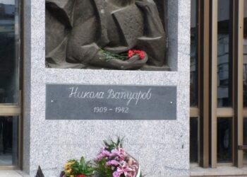 Цветя и почит за 107 години от рождението на Никола Вапцаров