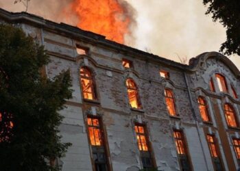 Пожарът на Тютюневия град в Пловдив не е изгасен напълно