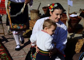 Лазарки тръгнаха из Покрайна