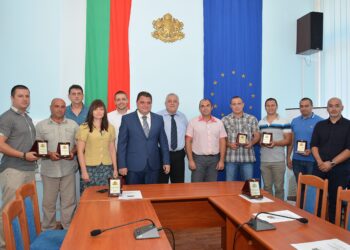 Наградиха полицаи, заловили ало измамници