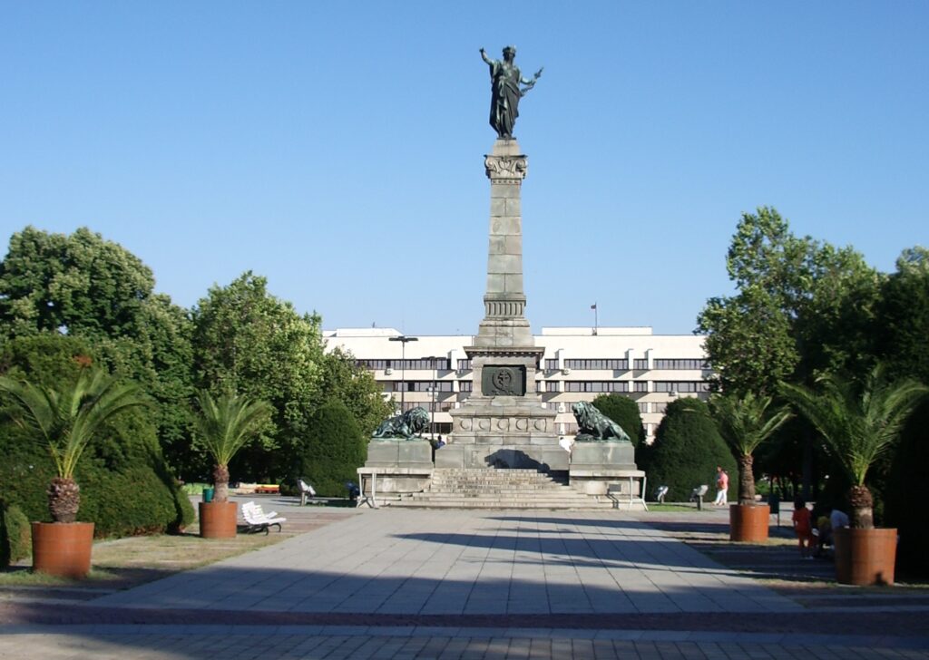 Rousse Monument of Liberty Palm trees 4
