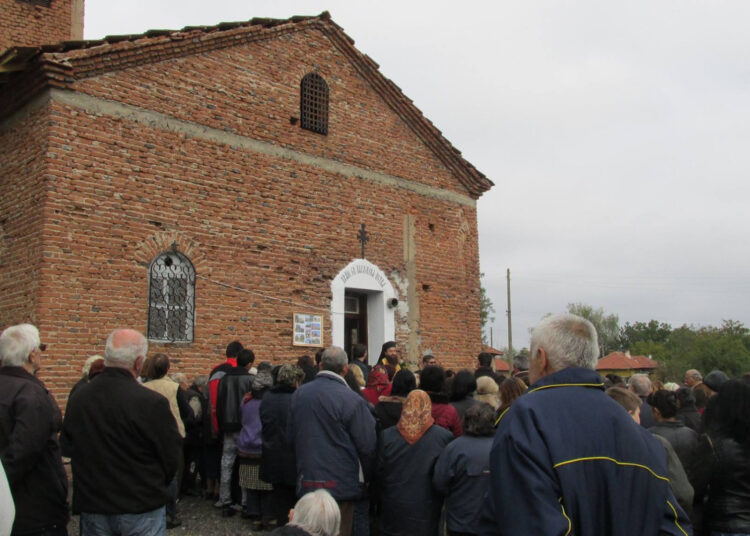 В Ружинци ремонтираха храма си с доброволен труд 1 Rujinci hram