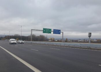 Мият околовръстния път в София
