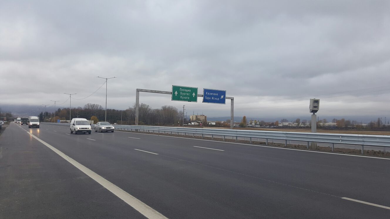 Мият околовръстния път в София