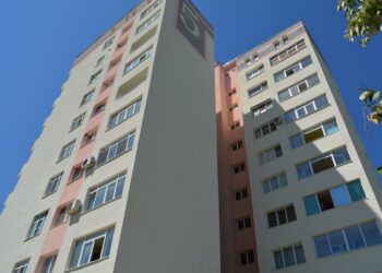 Саниране на блок в Монтана завърши с празник