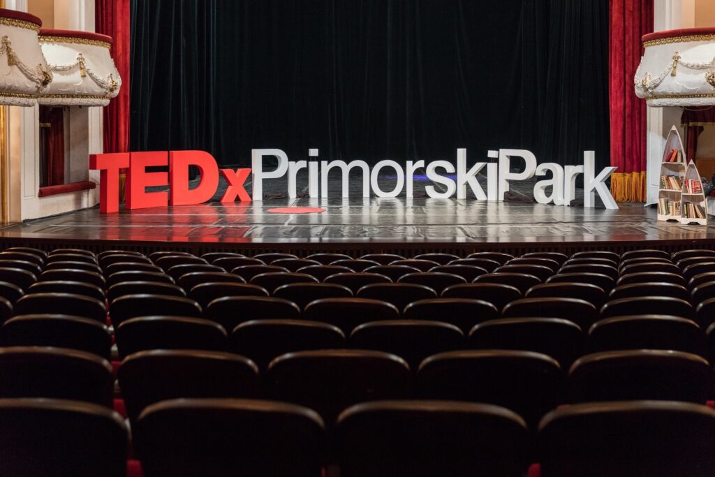 Актьори и изпълнители завладяват сцената на TEDx във Варна 1 Snimka