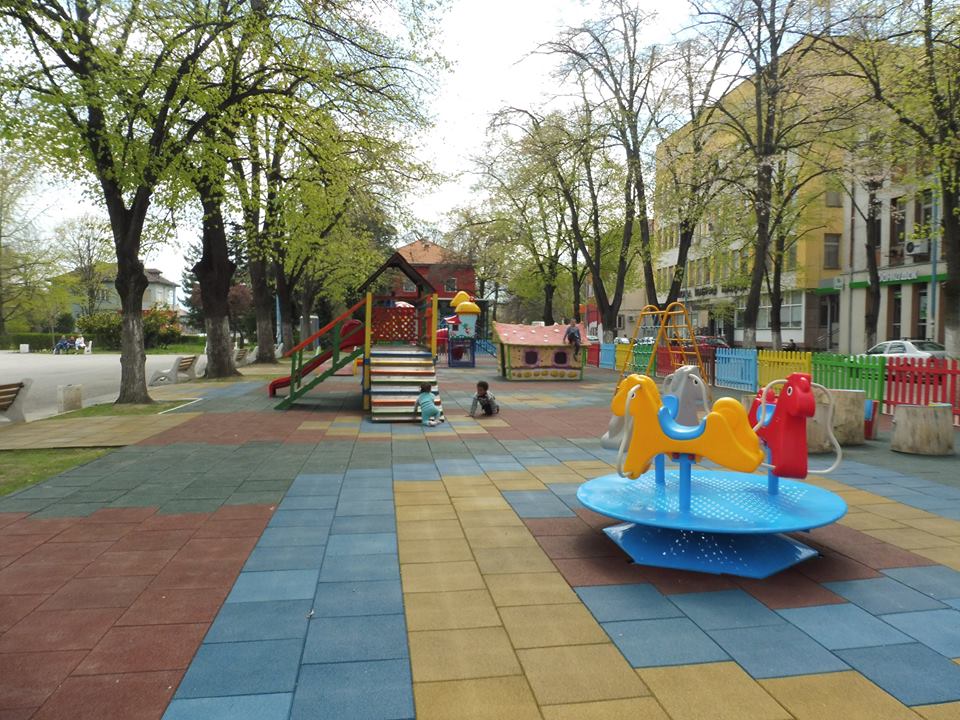 Обезопасиха 500 кв. м. детска площадка в Стамболийски