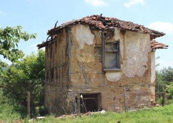 Общината във Вършец бута стари сгради