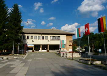 Коледната елха в Тетевен грейва днес