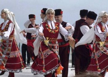 Младежи се хващат на най-дългото хоро за Никулден