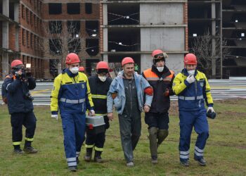 Защитници показват как се спасяват хора при разрушения