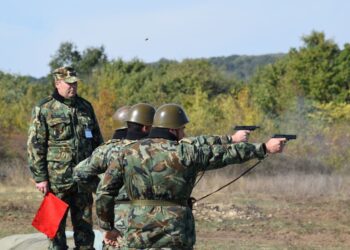 Военни гърмят по мишени край Казанлък