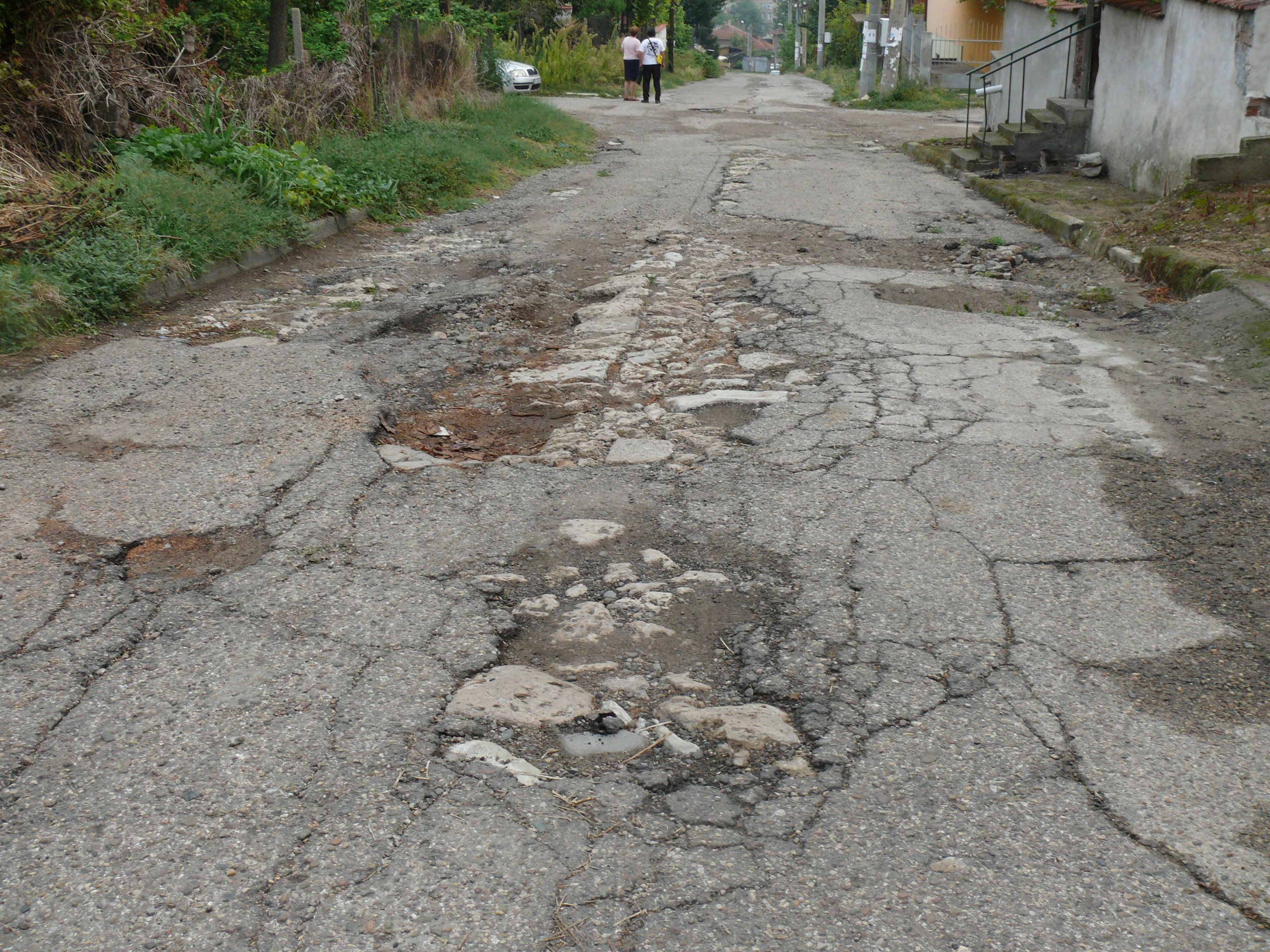 Кърпят спешно улици в Лом