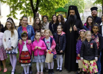 Деца с уроци по вероучение във Видинската митрополия