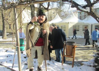 Духова музика и вино на корем на площада във Вършец