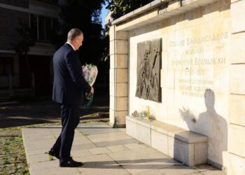 Кметът Ценков се поклони пред Софроний Врачански