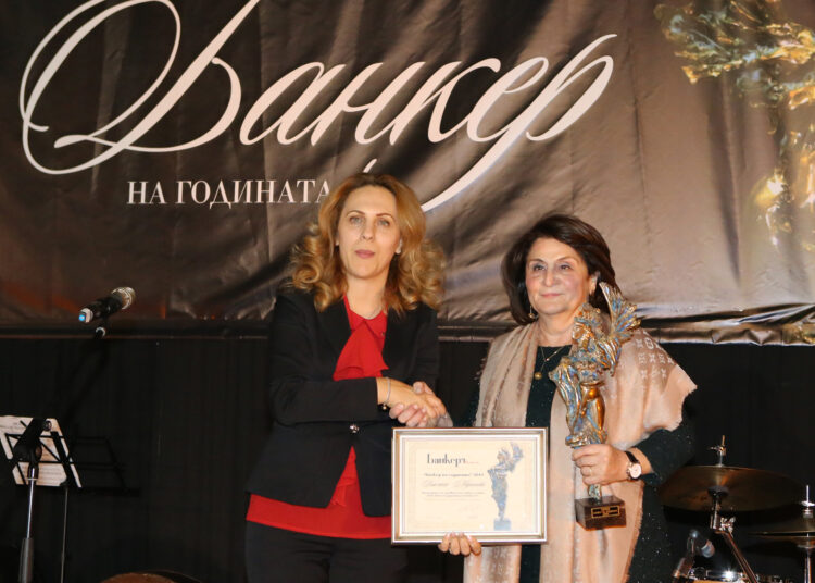 Violina Marinova poluchava nagradata ot Mariyana Nikolova