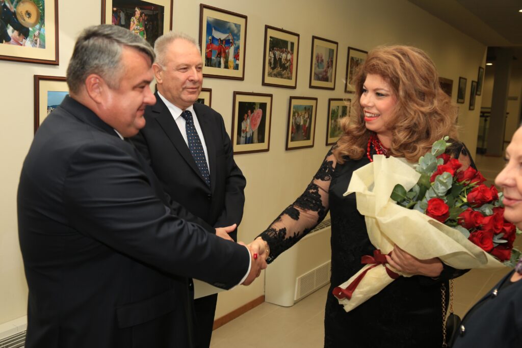 Вицепрезидентът: Фанатици водят битка за умовете на младите 1 Yotova