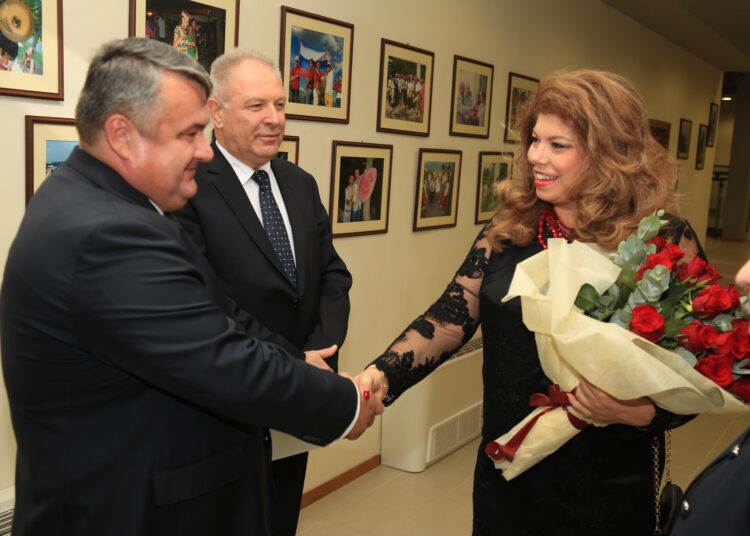 Вицепрезидентът: Фанатици водят битка за умовете на младите 1 Yotova