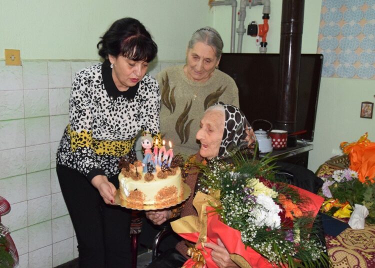 Zam kmet 100 letni4ka