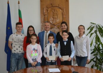 Кмет връчи стипендии на млади дарования