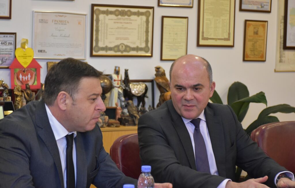 и министър Петков