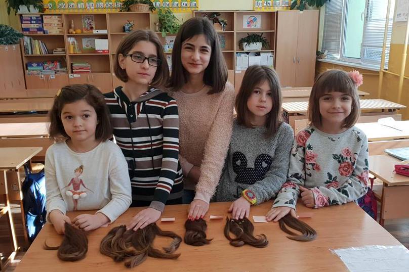 Ученички отрязаха косите си, за да ги дарят на болни деца 2 коса