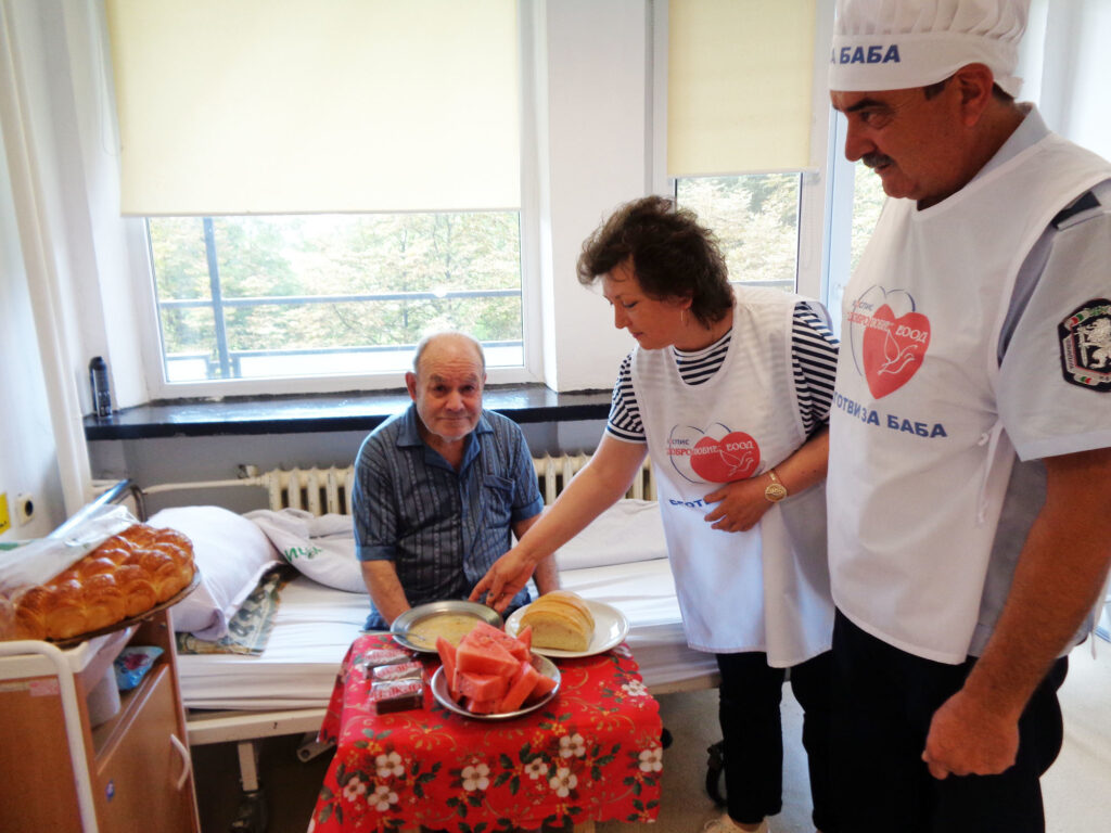 Полицаи проготвиха обяд за обитатели на хоспис 2 хоспис
