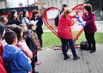 Деца и възрастни в Крумовград събират капачки за болница