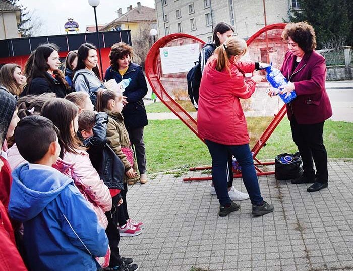 Деца и възрастни в Крумовград събират капачки за болница 1 дарителска акция АГО болница 1