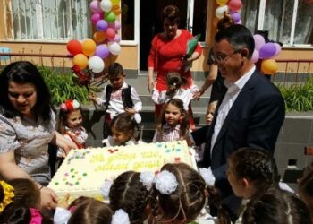 Хасан Азис зарадва малчугани с голяма торта