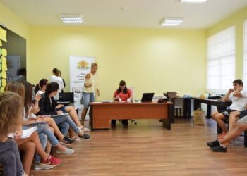 Младежи слушат как да се пазят от капаните на хазарта