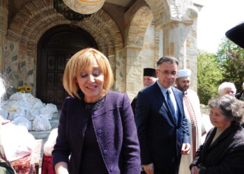 Манолова дари 500 пакета с храни на християни и мюсюлмани
