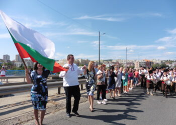 Караянчева поведе най-дългото хоро на Новия мост в Кърджали