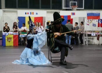Студенти готвиха и черпиха преподаватели