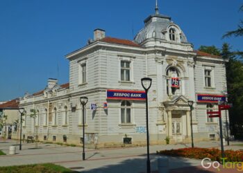 Спасяват емблематична банкова сграда от миналия век