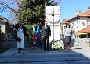 Знаменосци в Банско с поклон пред героите на България