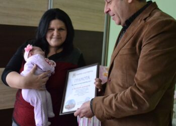 Кмет подари детска количка на първото бебе за 2017 г.