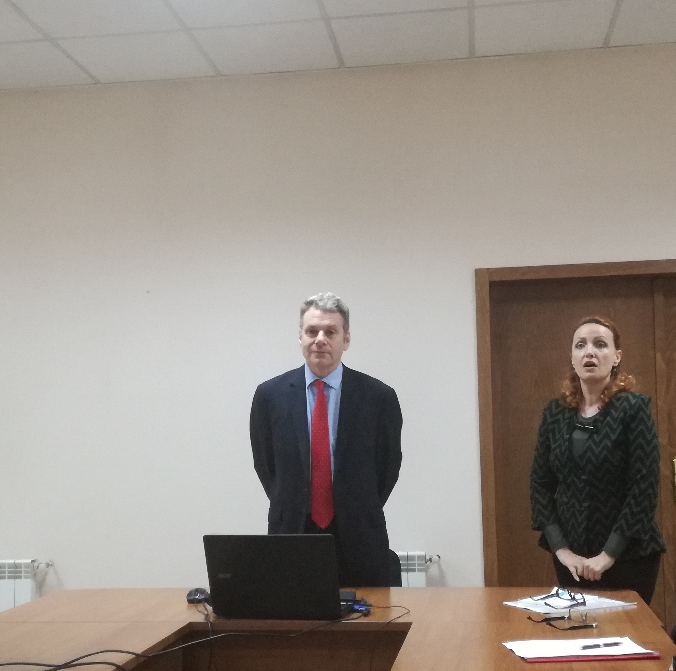 Наплив на студенти за лекция на учен от Великобритания