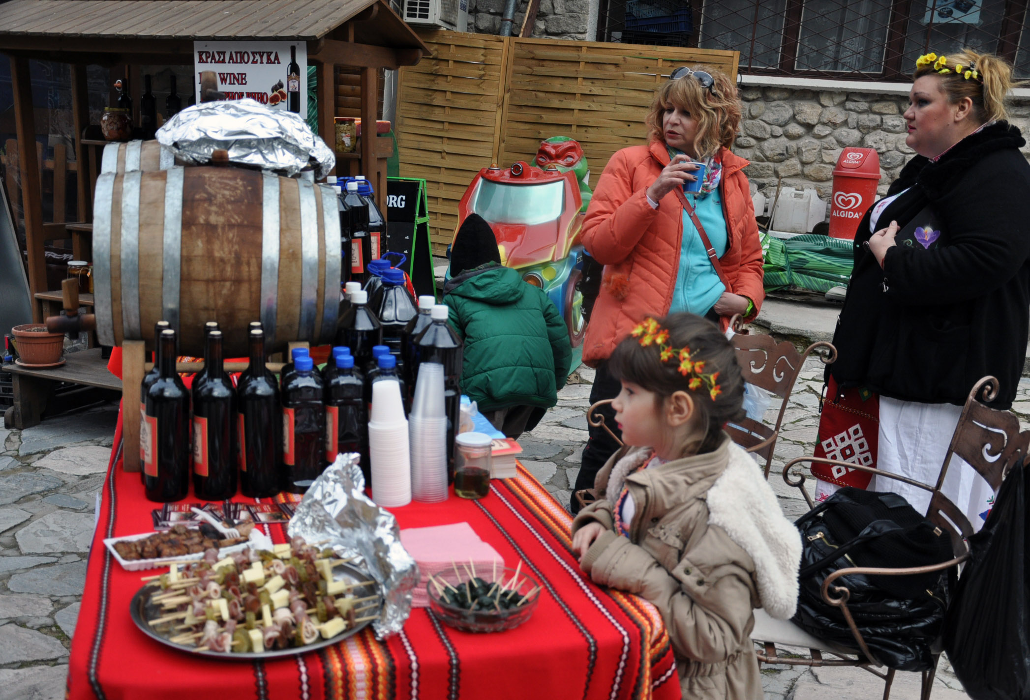 Туристи научават тайната на мелнишкото вино на фестивал