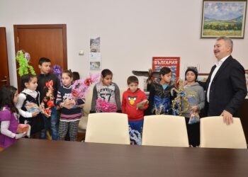 Ромчета сурвакаха Златко Живков за Василица, обещаха да са послушни