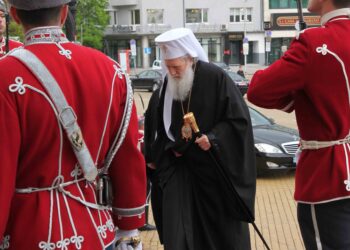 Неофит с послание към новата власт, Борисов пропусна общата снимка (ГАЛЕРИЯ)