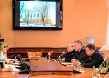 Кмет скочи, багери събориха 9 ценни варненски къщи