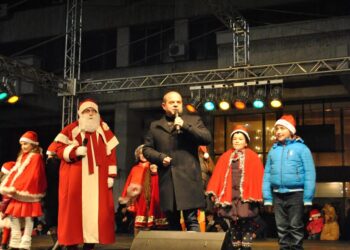 Коледна елха грейна пред кмет и Дядо Коледа