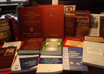 Адвокати дариха книги на библиотека
