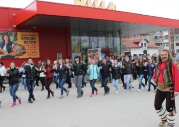 Стотици се хванаха на хоро в Разград