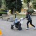 Майки се надпреварват с детски колички в Габрово
