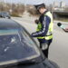 Полицаи подаряват брошури с рисковите участъци на шофьори